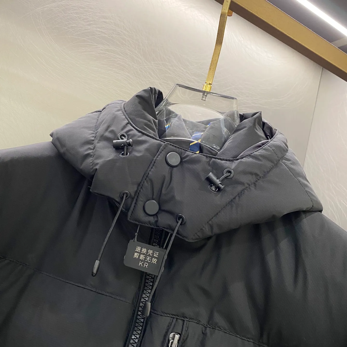 P700 Ralph Lauren/Ralph Lauren classic style winter new bright leather black down jacket jacket with removable hood extra thick plus velvet down jacket windproof and waterproof couple model [top version sold with anti-counterfeiting buckle] Purchase the original mold to create a full set of customized accessories Details determine success or failure 1. Imported barudan/Behringer embroidery machine customized 10,000-needle electric embroidery uses imported No. 7 needle imported embroidery thread to ensure that each word is full, three-dimensional and clear. It can be called the most expensive embroidery logo 2. It is filled with national standard 80 white duck down and has better thermal insulation performance. It is light and not heavy and has good fluff recovery after compression. 3. The inner lining is made of nylon and has a double-layer sealing design that will not cause any velvet leakage. The adjustable hem with a built-in drawstring buckle can prevent wind and cold. Ralph Lauren comes from the United States and has a strong American flavor. There are two brands under the name of Ralph Lauren: Poloby Ralph Lauren and Ralph Lauren has created a sales field of high-quality fashion in the world, and continues to promote the reputation of designer Ralph Lauren and the glorious image of the Ralph Lauren brand. Accessories: Original tag, washed label + electroplated YK zipper logo, the same style for both men and women, a must-have winter style. Color: bright black, matte black, navy blue, size: M~XXL